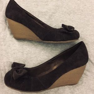 Brown bowed heels